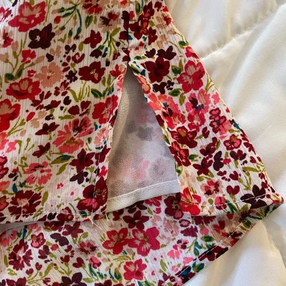 Vince Camuto V-Neck Floral Tank Blouse. Very feminine. Very pretty. Lined. - Picture 6 of 13